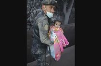 Dramatische Rettung aus der Vulkanasche: Baby wohlauf