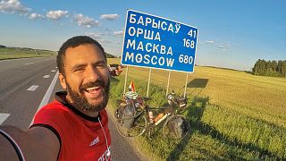 المصري ابن نوفل ينجح في قيادة دراجته الهوائية من القاهرة إلى روسيا