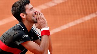 Novak Djokovic cai com estrondo nos 'quartos' de Roland Garros