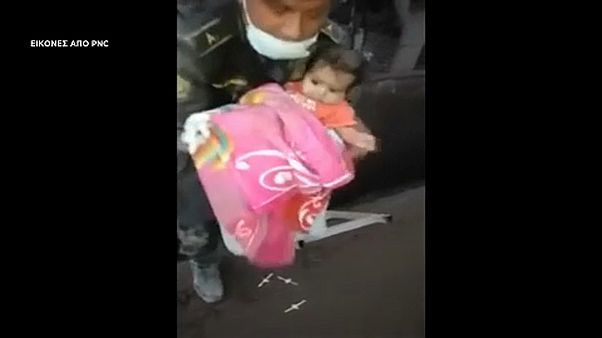 Γουατεμάλα: Δραματική διάσωση μωρού Γουατεμάλα: Δραματική διάσωση μωρού