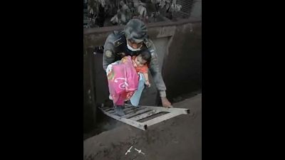 Guatemala: Lavların yuttuğu evdeki bebek kurtarıldı