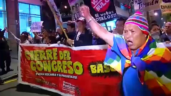 Mehrere tausend Menschen sind in Lima auf die Straße gegangen. Mehrere tausend Menschen sind in Lima auf die Straße gegangen.