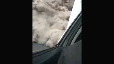 سيارة إسعاف عالقة في رماد بركان فويغو