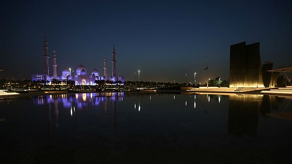 منظر عام لحديقة الشهداء التذكارية مقابل مسجد الشيخ زايد في أبو ظبي - رويترز منظر عام لحديقة الشهداء التذكارية مقابل مسجد الشيخ زايد في أبو ظبي - رويترز