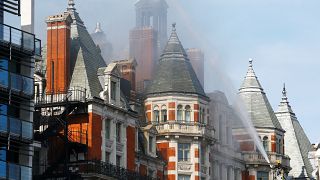 حريق كبير على سطح فندق في العاصمة البريطانية والسبب غير واضح