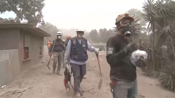 Fuego volcano: Head of emergency response "should quit" Fuego volcano: Head of emergency response "should quit"