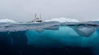 Das Forschungsboot von Greenpeace in der antarktischen Hope Bay.