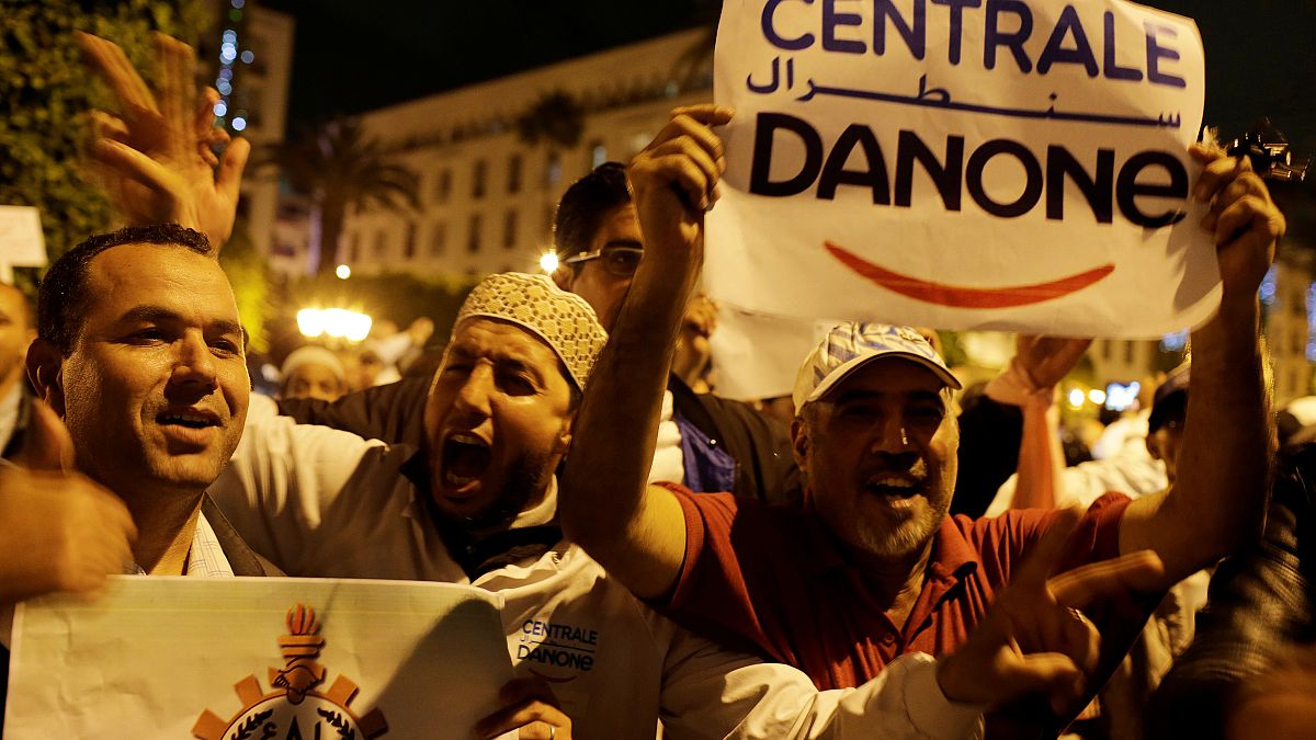 عمال شركة سنترال دانون يحتجون في العاصمة المغربية 