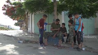 أطفال يلعبون في الشارع بعد سيطرة الجيش الليبي على درنة
