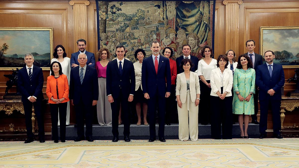 11 Ministerinnen, 6 Minister: Neue Regierung in Spanien vereidigt