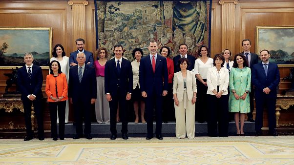 11 Ministerinnen, 6 Minister: Neue Regierung in Spanien vereidigt 11 Ministerinnen, 6 Minister: Neue Regierung in Spanien vereidigt