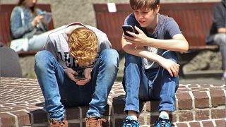 Γαλλία: Βάζουν "φραγή" στα κινητά των μαθητών