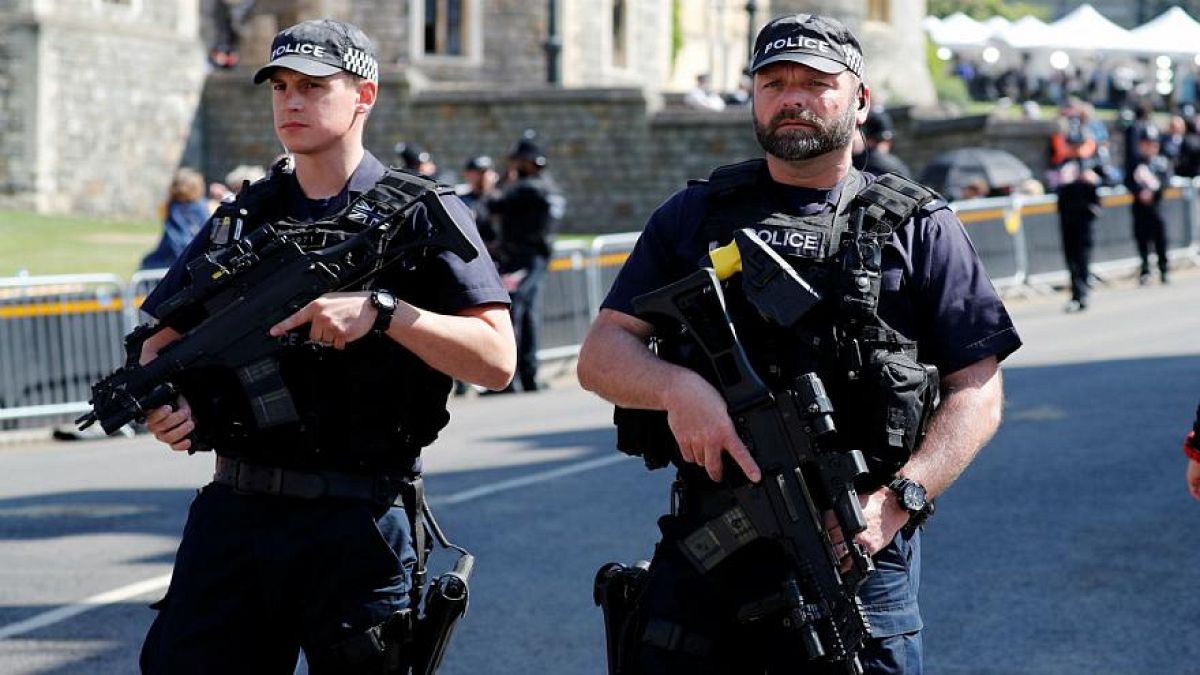 Britische Polizisten tragen selten Waffe. Und in anderen Ländern?
