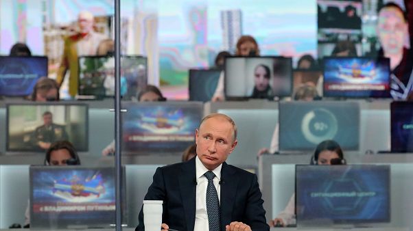 Die russische Bevölkerung konnte Putin Fragen stellen. Die russische Bevölkerung konnte Putin Fragen stellen.