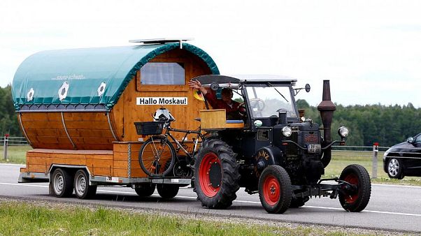 2.500 km per Traktor: Deutscher Fan auf dem Weg zur WM 2.500 km per Traktor: Deutscher Fan auf dem Weg zur WM