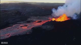 Извержение вулкана Килауэа: потоки лавы текут в залив Капохо