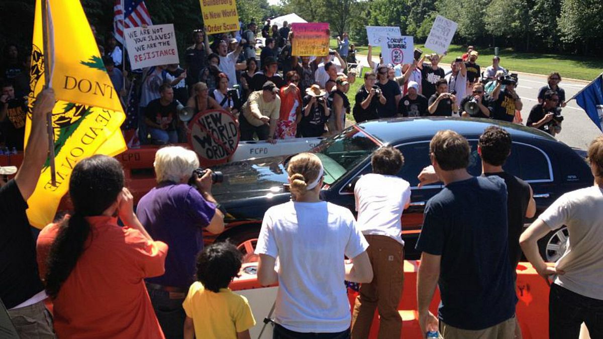 جمعیت معترضان به همایش بیلدربرگ در سال ۲۰۱۲، ویرجینا، ایالات متحده آمریکا