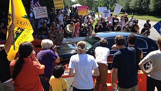 جمعیت معترضان به همایش بیلدربرگ در سال ۲۰۱۲، ویرجینا، ایالات متحده آمریکا