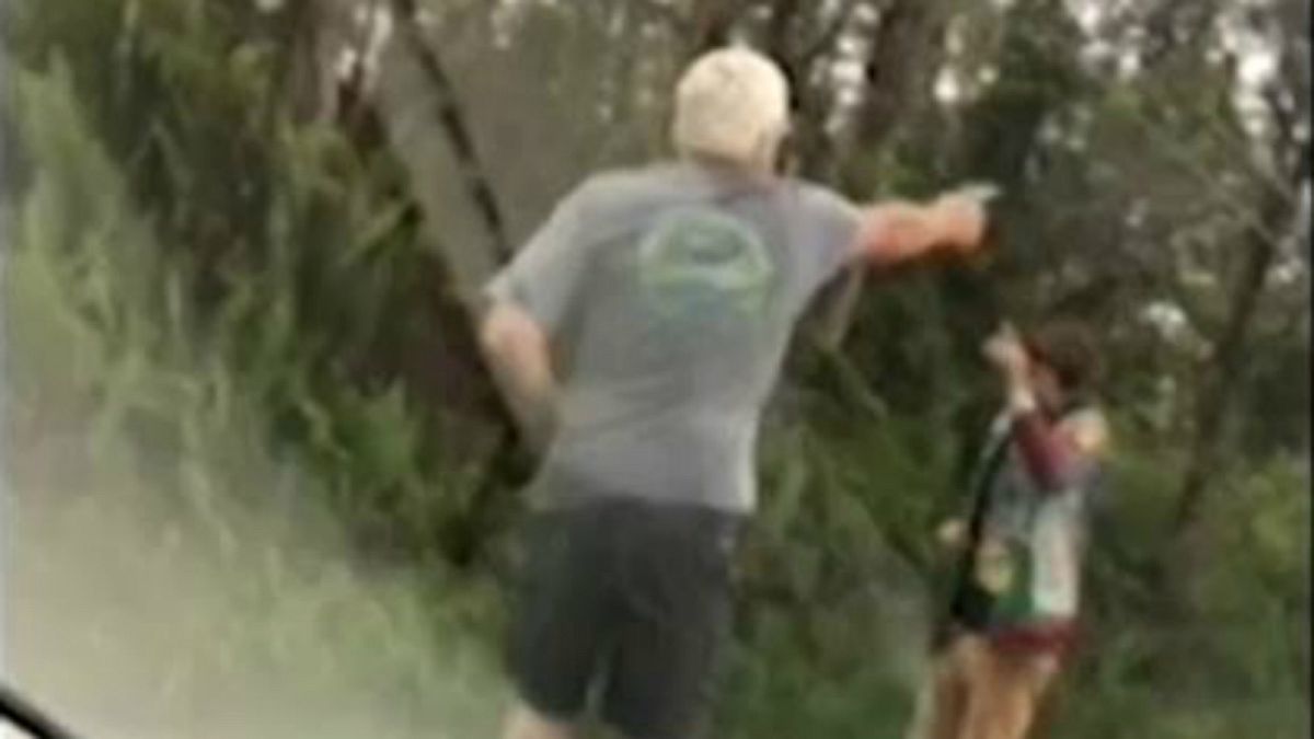 رجل يطلق النار على آخر دون سبب أثناء مشاهدتهما لانفجار بركان هاواي