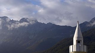 Avusturya 7 camiyi kapatıp imamları sınır dışı ediyor