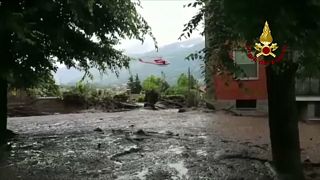 Τόνοι λάσπης κατακλύζουν χωριό στους πρόποδες των ιταλικών Άλπεων