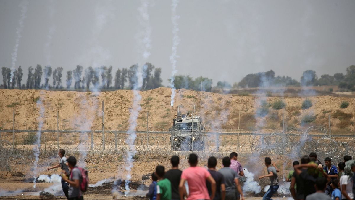 عبوات مسيلة للدموع أطلقتها القوات الإسرائيلية على المتظاهرين الفلسطينيين
