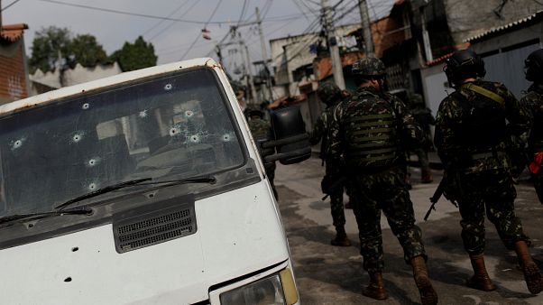 Militares tomam conta da Cidade de Deus Militares tomam conta da Cidade de Deus