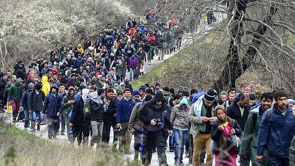 Grecia: si ribalta furgone carico di migranti Grecia: si ribalta furgone carico di migranti