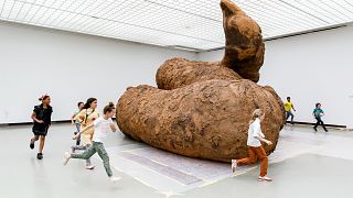 Ces sculptures de caca géantes prouvent que "l'art contemporain n'est pas de la merde"