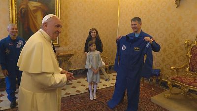 البابا يتلقى هدية مميزة من رواد فضاء 
