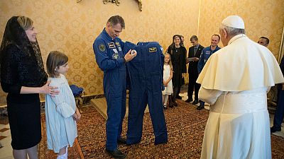 Astronotlardan Papa'ya ziyaret
