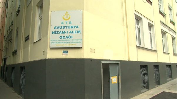 Österreichs Regierung wendet "Islamgesetz" an: Moscheen müssen schließen, Imame müssen gehen Österreichs Regierung wendet "Islamgesetz" an: Moscheen müssen schließen, Imame müssen gehen