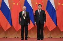 الرئيس الصيني يمنح بوتين قلادة الصداقة ويصفه ب "الصديق الحميم"