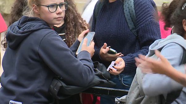 Bis zur 10. Klasse: Frankreich verbietet Handys an Schulen Bis zur 10. Klasse: Frankreich verbietet Handys an Schulen