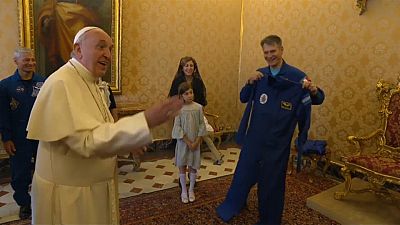Un traje de astronauta para el Papa Francisco