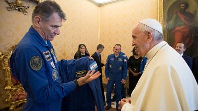 Der Papst trägt jetzt Raumanzug