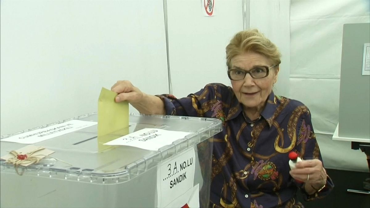 Berlin'de sanığa oy pusulası atan kadın