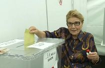 Berlin'de sanığa oy pusulası atan kadın