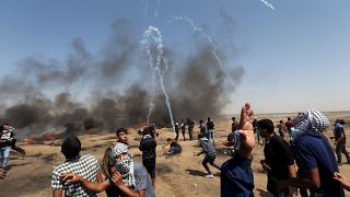 القوات الإسرائيلية تطلق الغاز المسيل للدموع على المتظاهرين 
