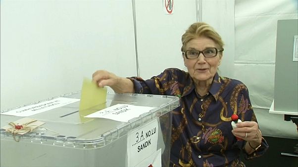 Comunidade turca na Alemanha já vota para as eleições Comunidade turca na Alemanha já vota para as eleições