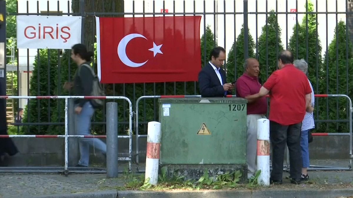 Турки за рубежом уже голосуют