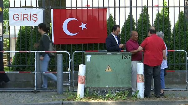 Турки за рубежом уже голосуют Турки за рубежом уже голосуют