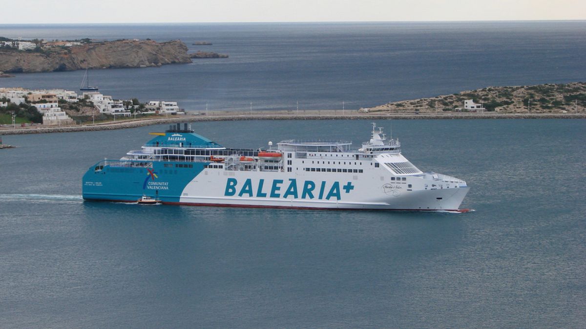 Evacuan a 181 pasajeros de un ferry varado en el puerto de Sant Antoni en Ibiza