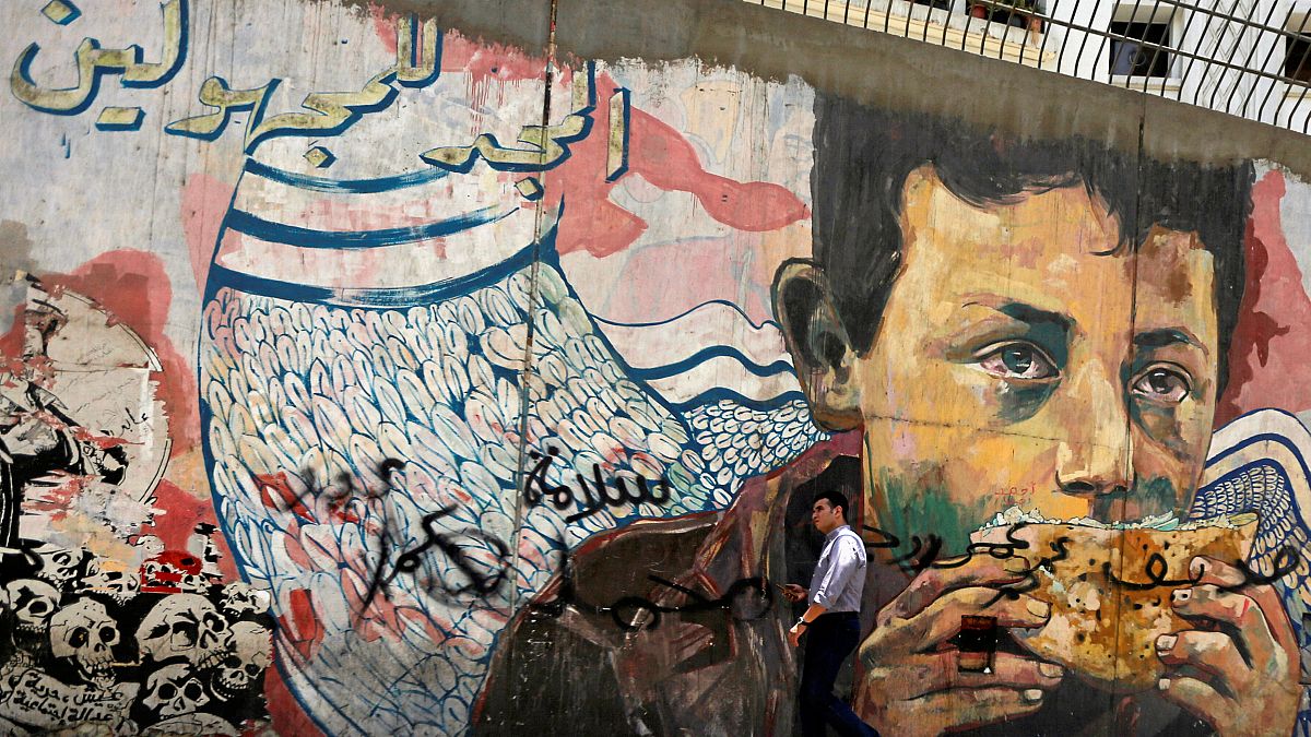 لوحة جدارية على أحد أطراف ميدان التحرير في العاصمة المصرية - رويترز