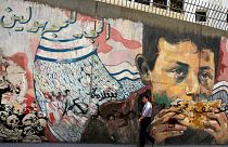 لوحة جدارية على أحد أطراف ميدان التحرير في العاصمة المصرية - رويترز