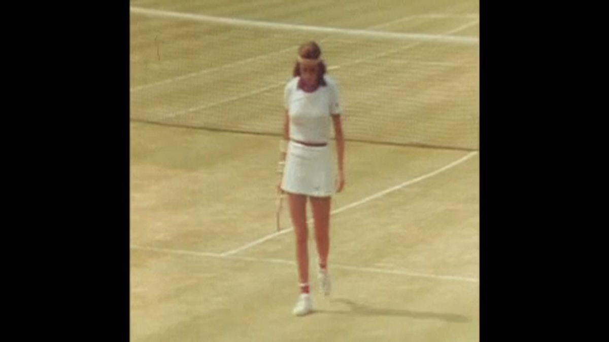 Maria Bueno játszik Sue Bakerrel 1976. június 24-én