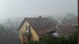 شاهد: كرات البرد تثقب أسقف المنازل في سلوفينيا