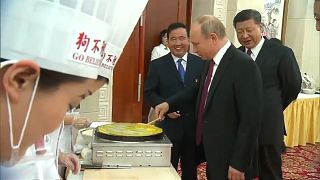 بوتين أثناء محاولته اعداد المأكولات الصينية