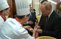 Путин и Цзиньпин лепят пельмени