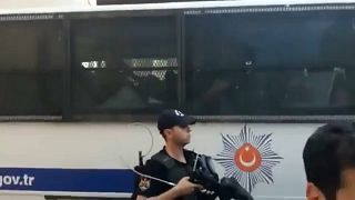 Kadıköy'de liselileri gözaltına alan polise tepki